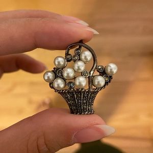 Pearl basket pin